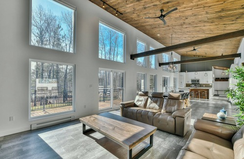 Grand-Remous Ski Chalet | Luxueux chalet, bord de lac, 8 chambres, spa, plage & quai privé. 21 personnes.