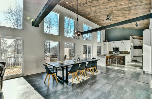 Grand-Remous Ski Chalet | Luxueux chalet, bord de lac, 8 chambres, spa, plage & quai privé. 21 personnes.