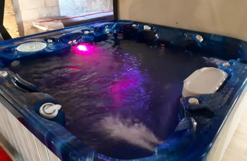 Ambrieres-les-Vallees Apartment | Luxueux Studio à Ambrières-les-Vallées - 85 m² avec Jacuzzi