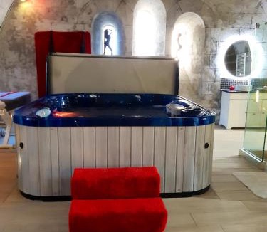 Ambrieres-les-Vallees Apartment | Luxueux Studio à Ambrières-les-Vallées - 85 m² avec Jacuzzi