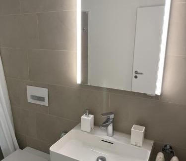 Cham Apartment | Luxuriöse 3,5-Zimmer Wohnung für Familien und Geschäftsreisende mit Glasfaser-Internet