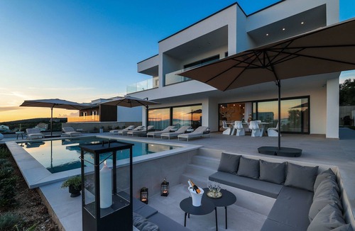 Jakisnica House | Luxuriöse Villa 360 - privater beheizter Pool by Interhome