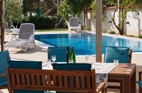 Sutomiscica House | Luxuriöses Haus direkt am Strand, große Terrasse, Pool by Interhome