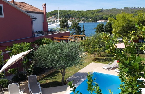 Sutomiscica House | Luxuriöses Haus direkt am Strand, große Terrasse, Pool by Interhome