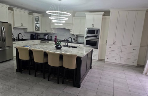 Hamilton House | Luxuriant Haven Retreat 3 Bedrooms - 3 Bedrooms: 2 King size beds & a Queen size