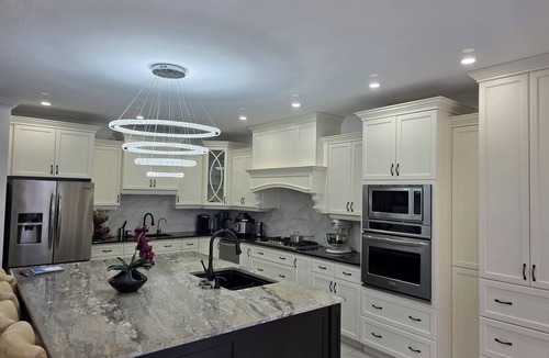 Hamilton House | Luxuriant Haven Retreat 3 Bedrooms - 3 Bedrooms: 2 King size beds & a Queen size