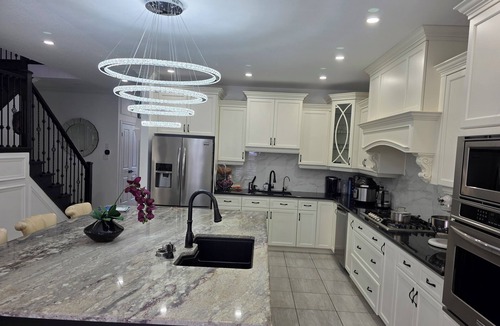Hamilton House | Luxuriant Haven Retreat 3 Bedrooms - 3 Bedrooms: 2 King size beds & a Queen size
