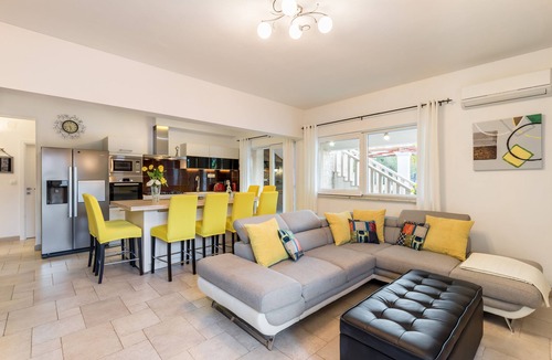 Selca Villa | luxurios and comfortable Villa/Island Brač/with pool,jacuzzi/tranpol/14people