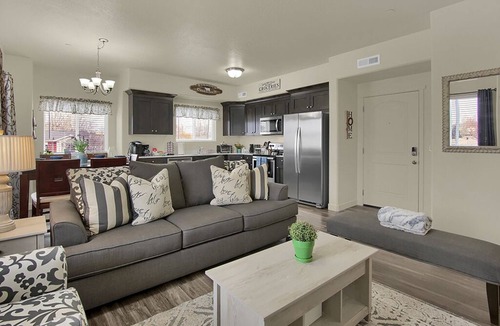 Clearfield Apartment | ⭐️Luxurios Apartment ⭐️ Fast WiFi ⭐️ 4K HDTV ⭐️ Hill AFB