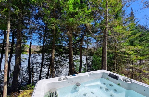 Pine Hill Ski Chalet | Luxurious Chalet Ambre - Waterfront, Spa, and Fire