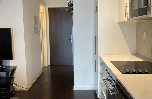 St. Lawrence Condo | Luxurious 1DB Condo Minutes Away From The CN Tower