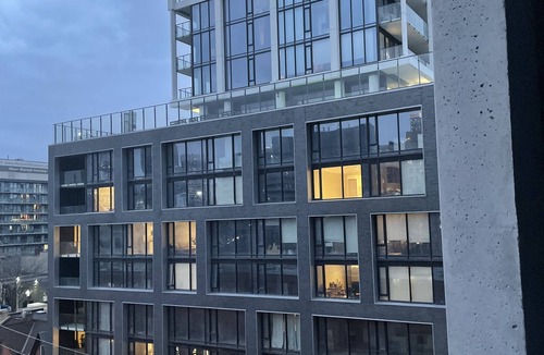 St. Lawrence Condo | Luxurious 1DB Condo Minutes Away From The CN Tower