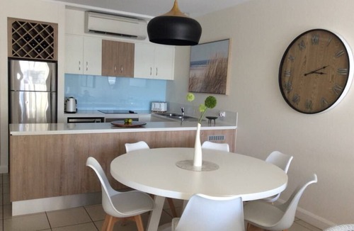 Palm Cove Apartment | Luxurious 2.5 Bed APT with Fab Beach Club Resort Views