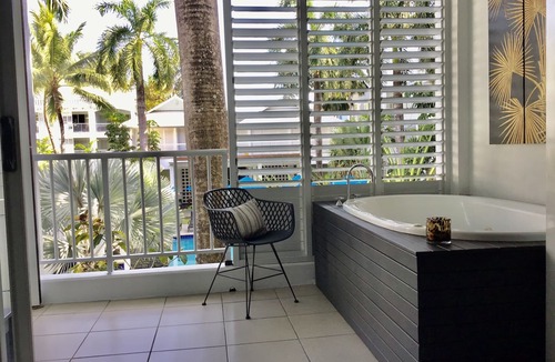 Palm Cove Apartment | Luxurious 2.5 Bed APT with Fab Beach Club Resort Views