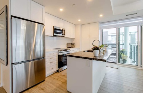 Innisfil Condo | Luxurious 2-Bed, 2-BA Modern & fully Furnished