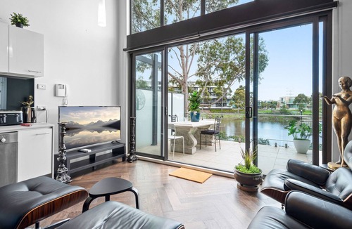 Maribyrnong Apartment | Luxurious 2-Bed Loft with Waterside Views