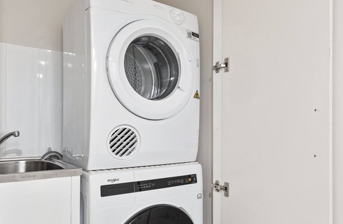 Maribyrnong Apartment | Luxurious 2-Bed Loft with Waterside Views