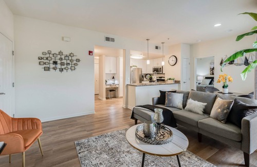 Roseville Apartment | Luxurious 2 -Bedroom Apartment: King Bed + Private Garage