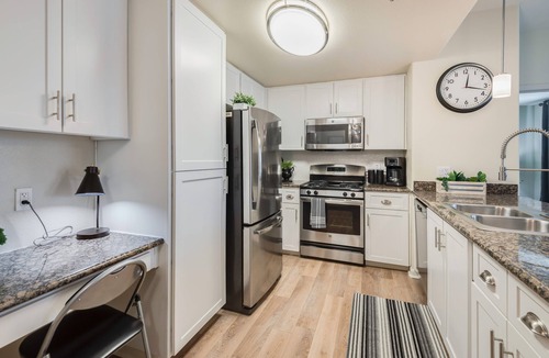 Roseville Apartment | Luxurious 2 -Bedroom Apartment: King Bed + Private Garage