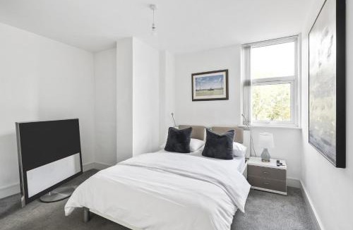 Great Baddow Apartment | Luxurious 2 Bedroom Apartment with Free Parking, Sky TV, Sports, Movies & Netflix