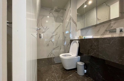 Chigwell Apartment | Luxurious 2 BR, 2 BA Apt, Desirable Chigwell