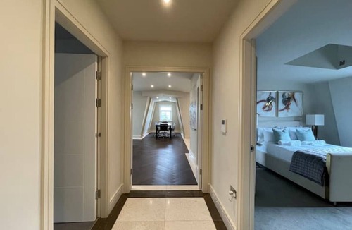 Chigwell Apartment | Luxurious 2 BR, 2 BA Apt, Desirable Chigwell