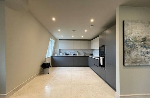 Chigwell Apartment | Luxurious 2 BR, 2 BA Apt, Desirable Chigwell