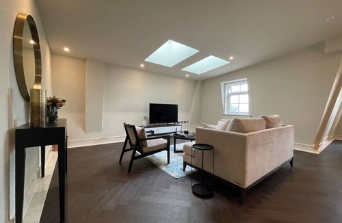 Chigwell Apartment | Luxurious 2 BR, 2 BA Apt, Desirable Chigwell