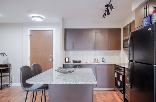 Downtown Mississauga Condo | Luxurious 2Bedroom 1Bath Condo Walk to Square One Mall YYZToronto Pearson 1 pkng