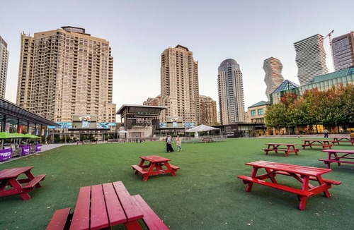 Downtown Mississauga Condo | Luxurious 2Bedroom 1Bath Condo Walk to Square One Mall YYZToronto Pearson 1 pkng