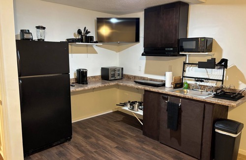 Durham House | Luxurious 2BR Apt. w/Shared Backyard Pool & Spa
