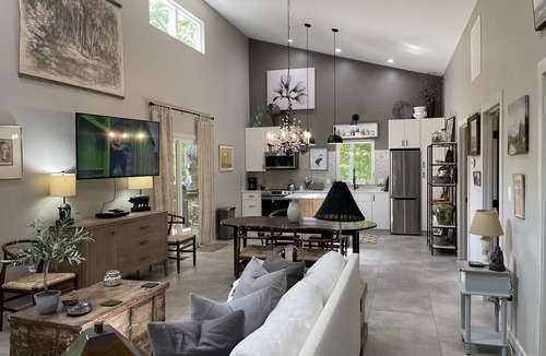 Carbondale House | Luxurious 2BR Creekside Deckhouse w Saltwater Hot Tub