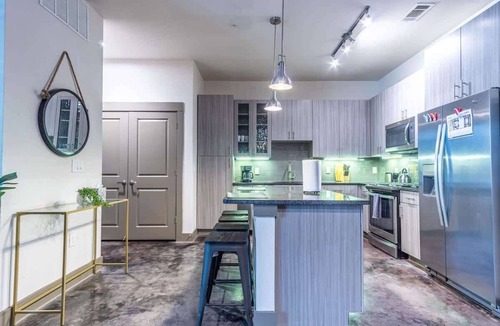 Richardson Apartment | Luxurious 2BR King Suite: Pool, Parking, Gym
