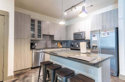 Richardson Apartment | Luxurious 2BR King Suite: Pool, Parking, Gym