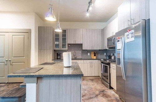 Richardson Apartment | Luxurious 2BR King Suite: Pool, Parking, Gym