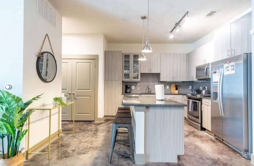 Richardson Apartment | Luxurious 2BR King Suite: Pool, Parking, Gym