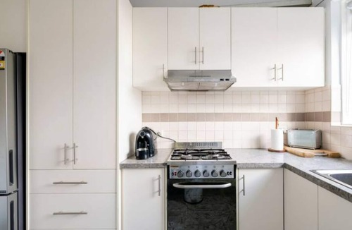 Moonee Ponds Apartment | Luxurious 2br: Near Showgrounds & Racecourse!