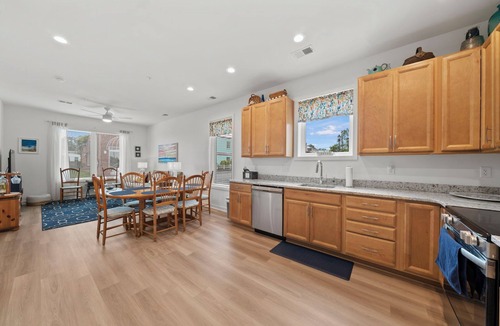 Issue Condo | Luxurious 3 Bedroom Riverfront Condo with Private Deck