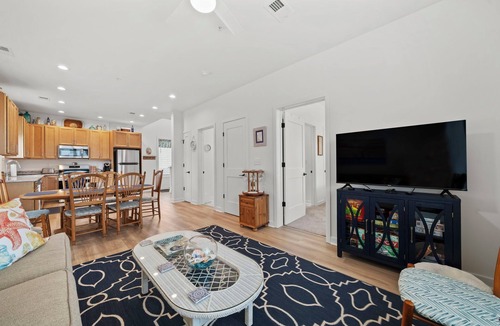 Issue Condo | Luxurious 3 Bedroom Riverfront Condo with Private Deck