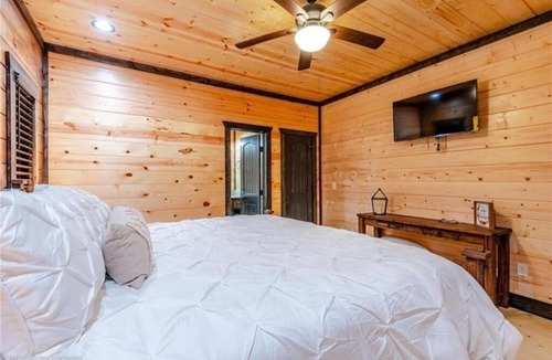 Hochatown House | Luxurious 3 Bedroom / 3 EnSuite Baths w/Complete Privacy. Close to Everything.