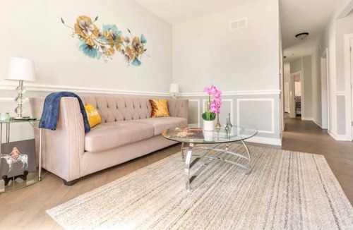 Greater Grand Crossing Apartment | Luxurious 3 Bedroom Getaway