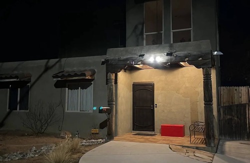 Victory Hills House | Luxurious 3-bedroom house with WiFi, AC in amazing Albuquerque