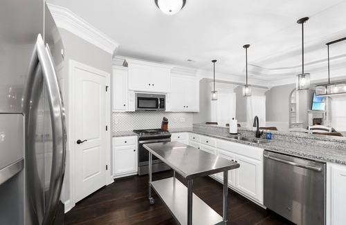 Huntsville House | Luxurious, 3-Bedroom home – 5 mins from entertainment district!