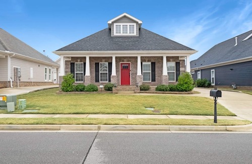 Huntsville House | Luxurious, 3-Bedroom home – 5 mins from entertainment district!