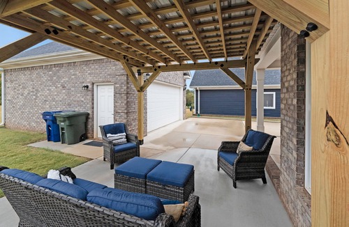Huntsville House | Luxurious, 3-Bedroom home – 5 mins from entertainment district!