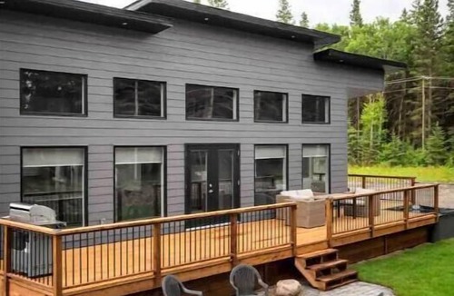 Strathclair Cabin | Luxurious 3 BR w/hot tub. Mins to Clear Lake!