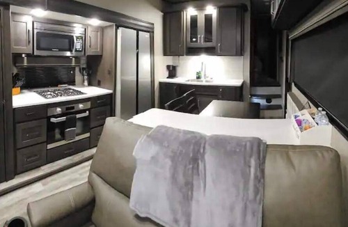Forks House | Luxurious 37' 5th Wheel. Enjoy all the fun of Glamping