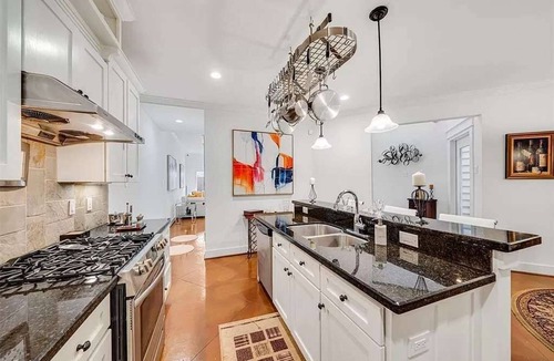 Washington Ave./ Memorial Park Villa | Luxurious 3BR 2.5BA Home with Hot Tub in Top Area