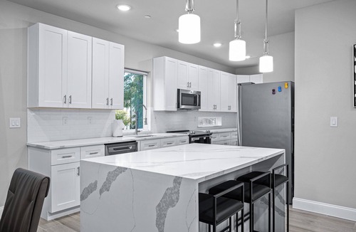 Old East Dallas Apartment | Luxurious 3BR~HotTub~Skyline Views~Old East Dallas