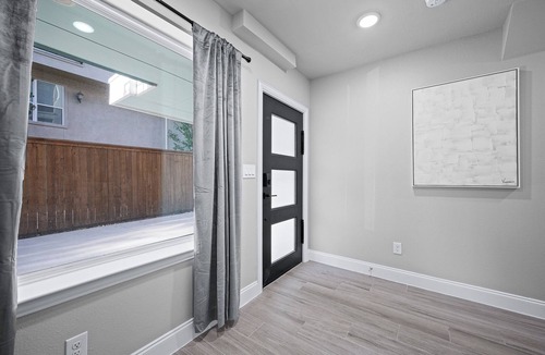 Old East Dallas Apartment | Luxurious 3BR~HotTub~Skyline Views~Old East Dallas